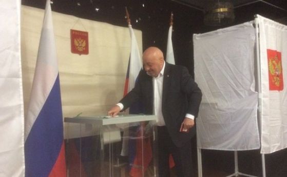 Георги Гергов пусна бюлетина за Путин в пловдивска секция