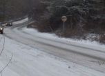 Пролетният сняг затвори магистрала Хемус и много други пътища за тирове