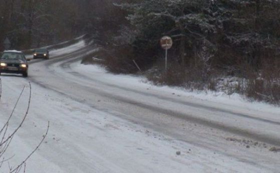 Пролетният сняг затвори магистрала Хемус и много други пътища за тирове