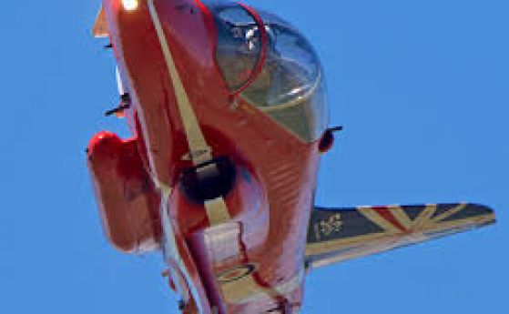 Реактивен самолет от британската акробатична ескадрила Червени стрели Red Arrows