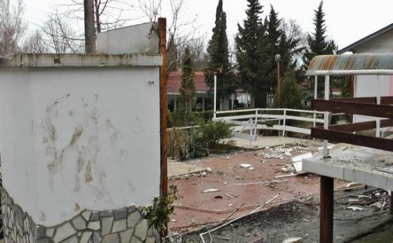 Навръх 3 март – събориха две бунгала в „Нестинарка“, собствениците съдят Община Царево