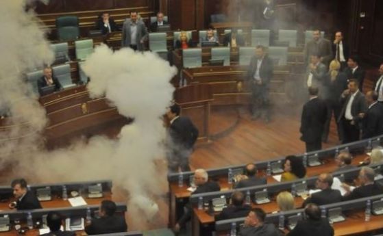 4 пъти днес опозицията хвърля сълзотворен газ в парламента в Косово