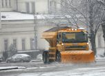 130 машини се борят със снега в София
