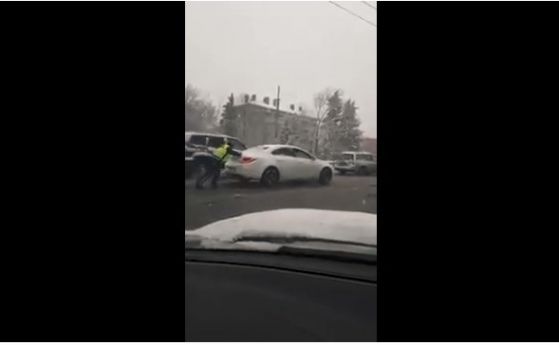 Видео: Служител на КАТ помага на закъсал автомобил в София