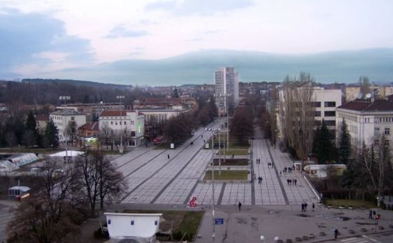 Жителите на два пернишки квартала протестираха днес заради лошото състояние