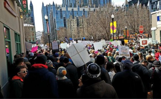  Стотици хиляди на митинги в Съединени американски щати с искане за по-строг надзор над оръжията 