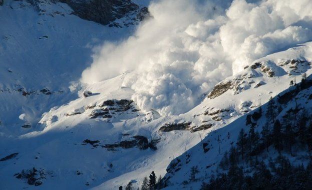 Трима алпинисти загинаха днес при свличане на лавина в планината