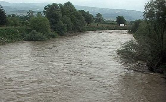 Реките Струма и Тунджа са достигнали критично високи нива До