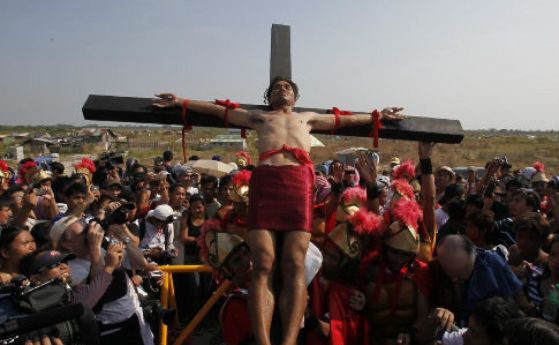 Разпъване на кръст и самобичуване: Кървавата традиция на Разпети петък във Филипините