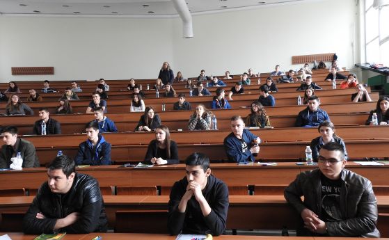 Над 2000 кандидат-студенти на теста по математика в Техническия университет