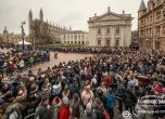 Хиляди се сбогуваха със Стивън Хокинг на погребението му в Кеймбридж