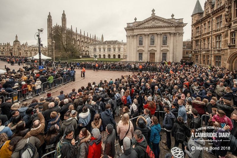 Хиляди роднини, приятели, колеги и почитатели се събраха в Кеймбридж на