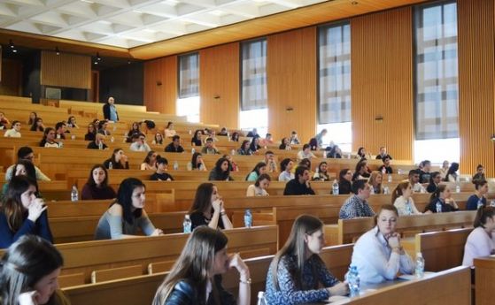 Бъдещи журналисти пишат за 'Мрежата като оръжие' на изпит в Софийския университет