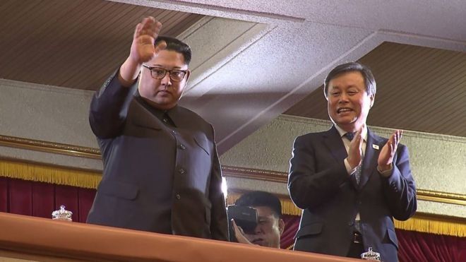 Севернокорейският лидер Ким Чен-ун и съпругата му И Сол-джу присъстваха