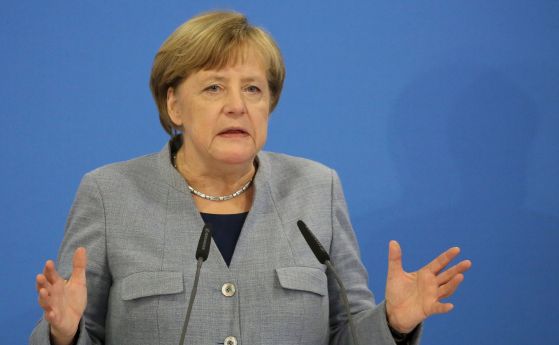 Партията на Меркел призна, че е купувала лични данни на избиратели