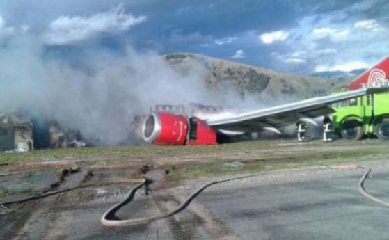 Самолет се приземи по корем, остави следи от пламнало гориво