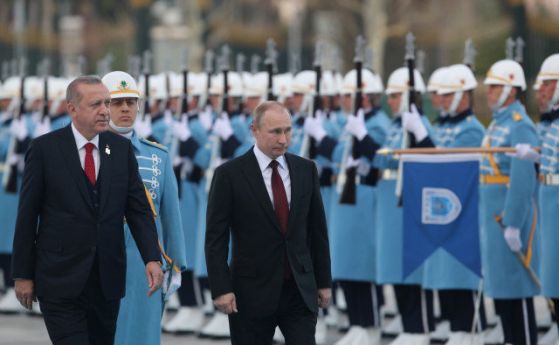 Руският президент Владимир Путин беше посрещнат с военни почести в
