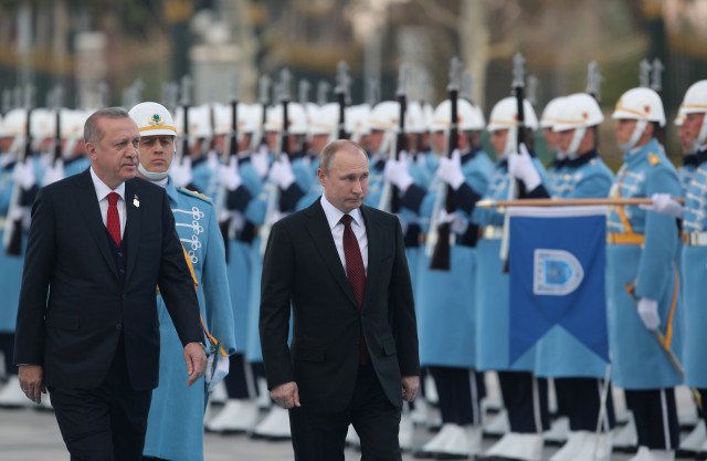 Руският президент Владимир Путин беше посрещнат с военни почести в