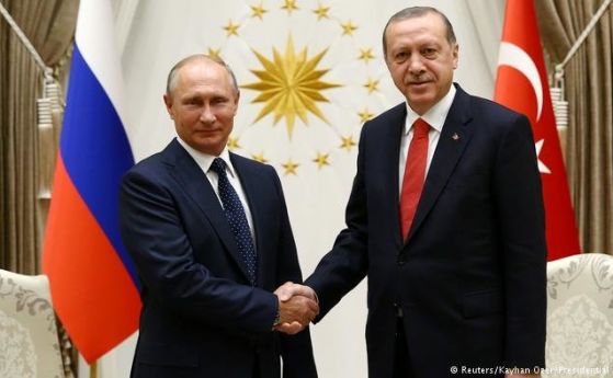 Ръкостискане светкавици усмивки пред камерите Срещата между Владимир Путин и