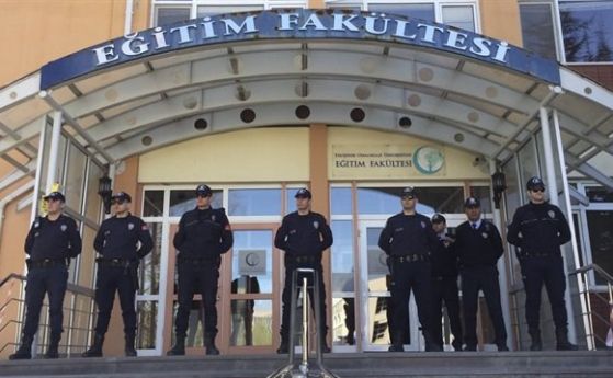 Асистент откри стрелба в университет в Турция, четирима загинаха
