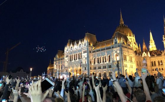 Десетки хиляди унгарци на протест срещу Орбан в центъра на Будапеща