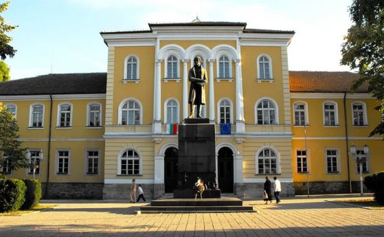 18 април - В Габрово полагат основите на Априловската гимназия