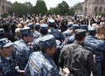 Нови сблъсъци с полицията на протест в Ереван, задържаха лидера на опозицията