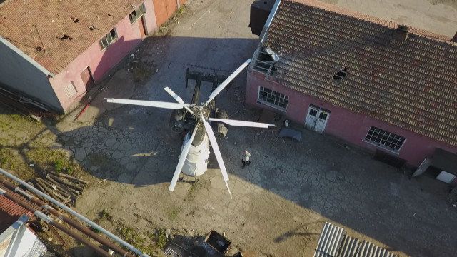 Селскостопански хеликоптер кацна аварийно в базата на винпром в Свищов, съобщава