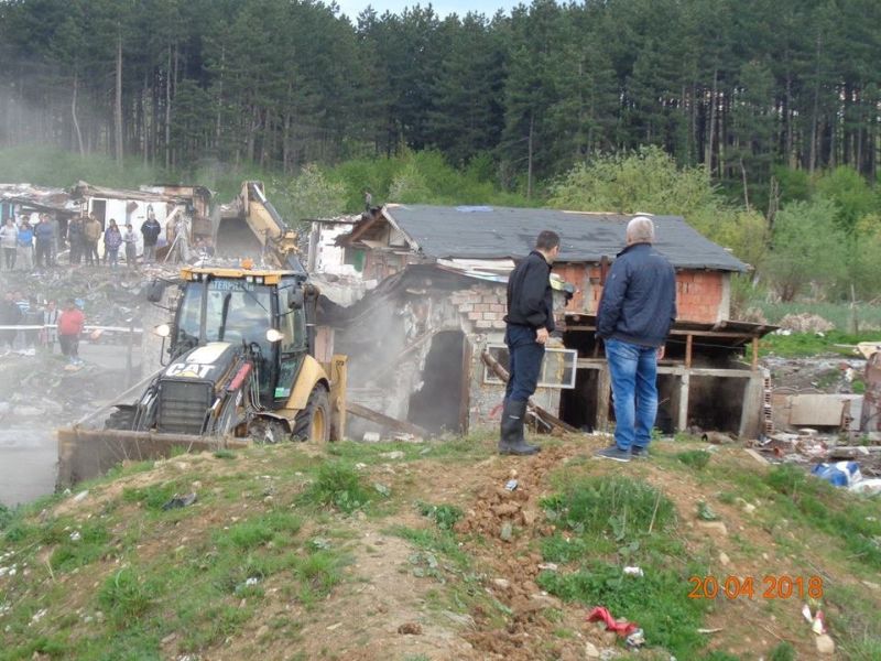 30 ромски бараки в Западен лесопарк бутна общината в Красна