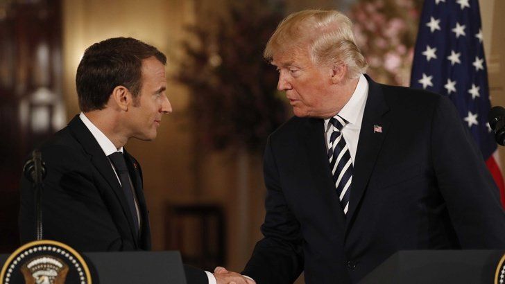 Американският президент Доналд Тръмп изчетка пърхот от костюма на френския