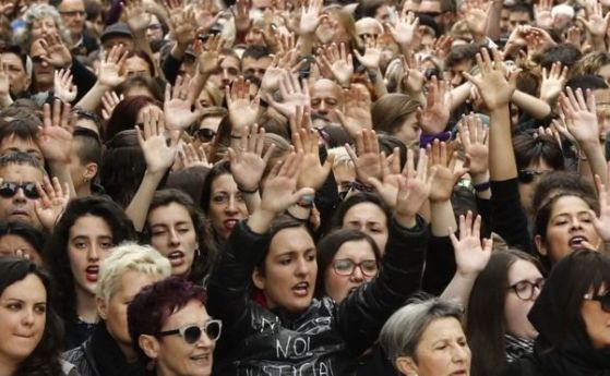 Яростен многохиляден протест посрещна лека присъда за групово изнасилване в Испания