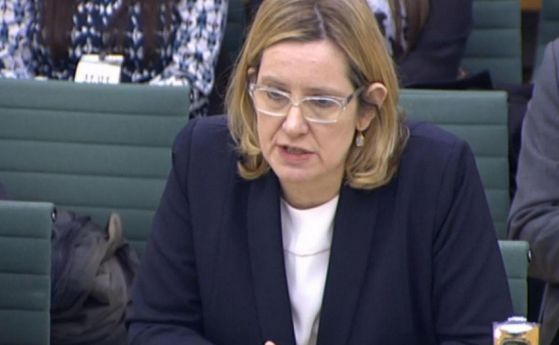 Британският вътрешен министър Амбър Ръд подаде оставка заради скандал с