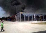 Голям пожар в завод за батерии в Гърция, 6 села и курорт са евакуирани (видео)