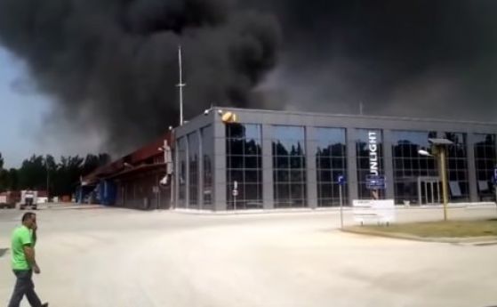 Голям пожар избухна в завод за батерии в Северозападна Гърция