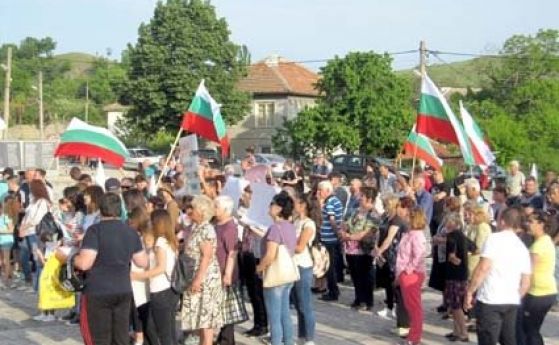 Стотици жители на Попинци протестираха срещу нов рудник край селото