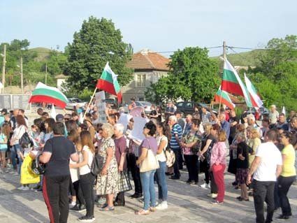 Около 300 жители на Попинци протестираха срещу проучвания на Асарел -