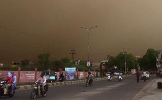 Свирепа пясъчна буря уби 97 души в Индия