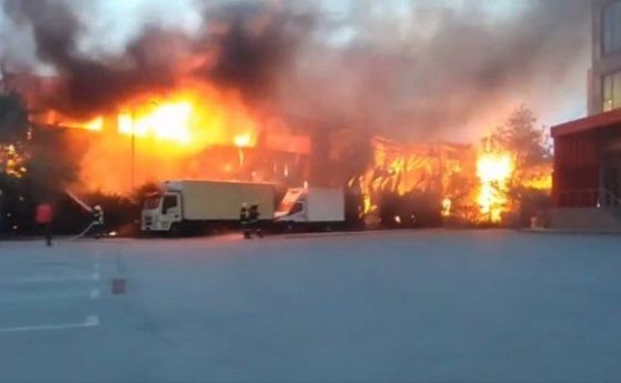 Двама са пострадали при пожара в склад в Красна поляна, собственичката подозира умишлен палеж