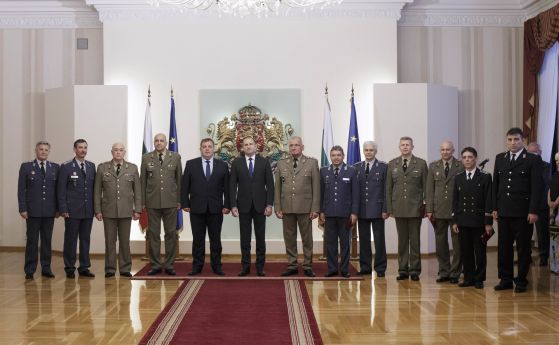 Радев връчи пагоните на 11 военни, удостоени с висше офицерско звание
