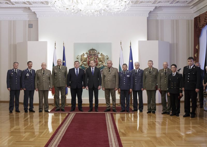 Радев връчи пагоните на 11 военни, удостоени с висше офицерско звание