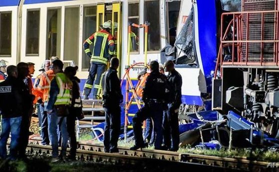 Влакове се сблъскаха в Германия, има жертви
