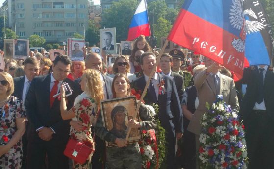 Безсмъртният полк марширува в София, поднесе цветя пред Паметника на Съветската армия (видео и снимки)