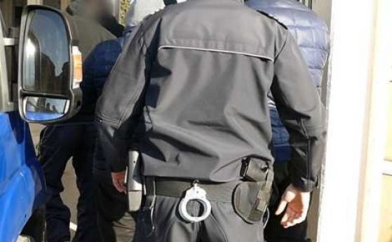 Петима задържани за източване на районната здравна каса в Пловдив