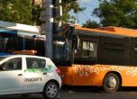 Автобус на градския транспорт се блъсна в стълб в София (обновена)