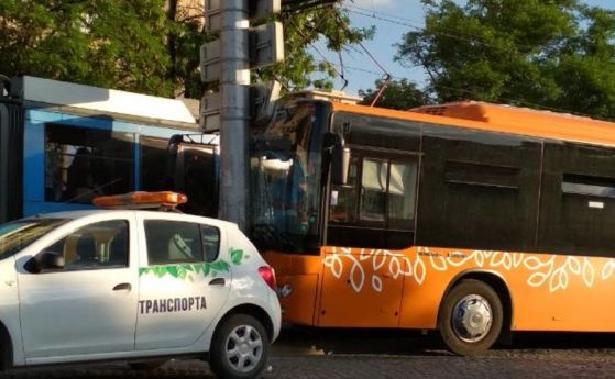 Автобус на градския транспорт се блъсна в стълб в София (обновена)