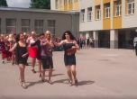 Видео: Момчетата от СМГ с рокли и перуки на бала си под съпровода на Бионсе