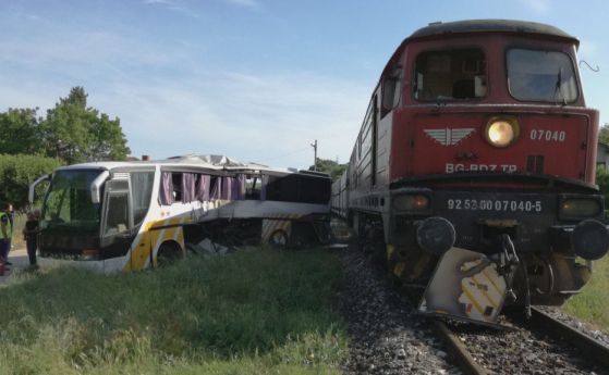 Петима ранени след сблъсък между товарен влак и автобус край Симеоновград