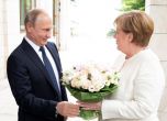 Путин посрещна Меркел с рози в Сочи