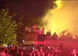 Автобусът на Цървена звезда се запали и помрачи празненствата в Белград (видео)