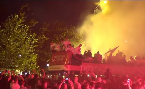 Автобусът на Цървена звезда се запали и помрачи празненствата в Белград (видео)